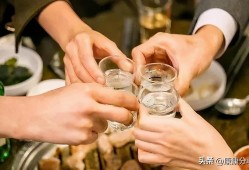 (酒一喝就醉是怎么回事)白酒怎么喝才不容易醉?谨记这3点，时刻让你在酒局上保持清醒