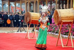 (阿幼朵个人资料简介及老公)阿幼朵老师唱歌好听，冻龄女神