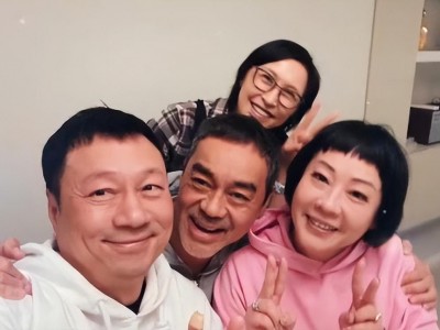 （郭蔼明个人简介）55岁郭蔼明素颜近况曝光，戴眼镜保养很好，结婚25年似少女