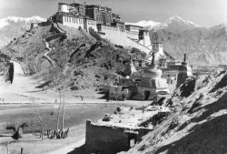 （青藏公路简介）1954年，慕生忠修建青藏公路，没有经费，彭德<strong>怀</strong>:有困难来找我