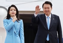 (韩国总统夫人)韩国总统夫人惊艳亮相!穿搭成时尚顶流，嫩到猜不出年龄