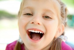 （小孩牙黑是什么原因引起）孩子满嘴“小黑牙”，不是糖果惹的祸，而是与这3个原因相关