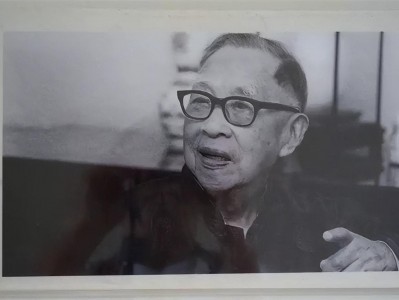 （钱穆简介）67年钱穆应蒋介石邀请去台湾，临终却交代妻子:千万别把我留这里