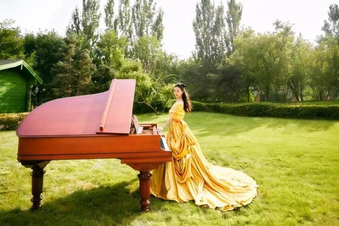 (常思思个人资料)歌唱家常思思写真曝光，金色长裙造型绝美，幻化人间仙境  第7张