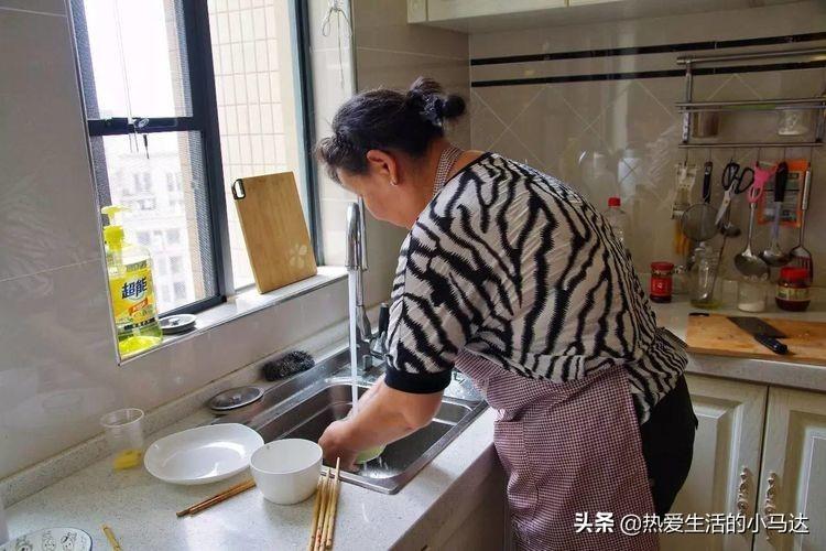 (保姆多少钱一个月工资)50岁阿姨自诉:当居家保姆工资7000元，挣钱很多，我每天却很纠结  第6张