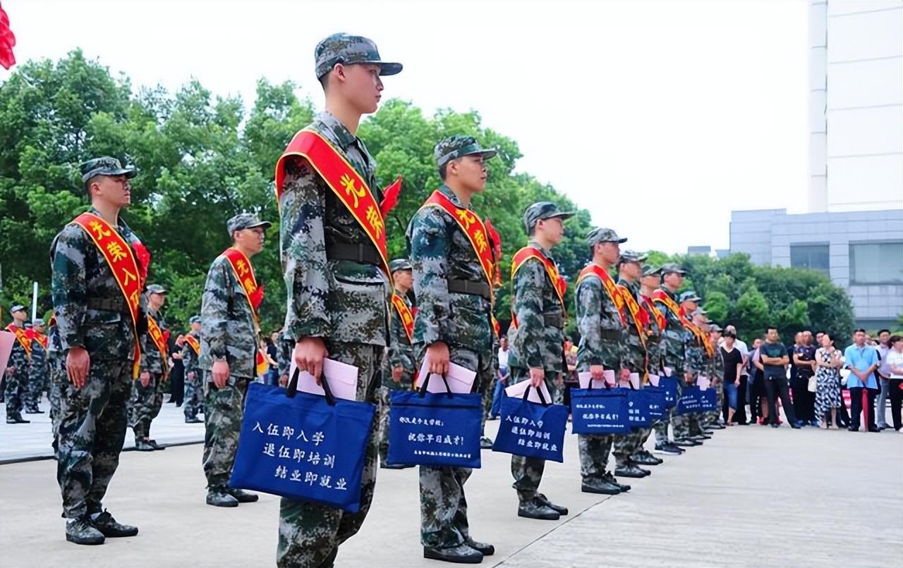 (退役和退伍有什么区别)在校大学生当兵和大学毕业当兵，有4大区别，学生和家长须知  第1张