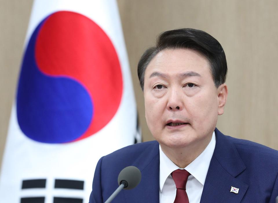 (韩国现任总统)韩媒民调:尹锡悦就任韩国总统近一年，施政差评率为60%  第1张