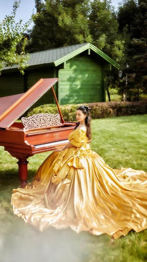 (常思思个人资料)歌唱家常思思写真曝光，金色长裙造型绝美，幻化人间仙境  第4张