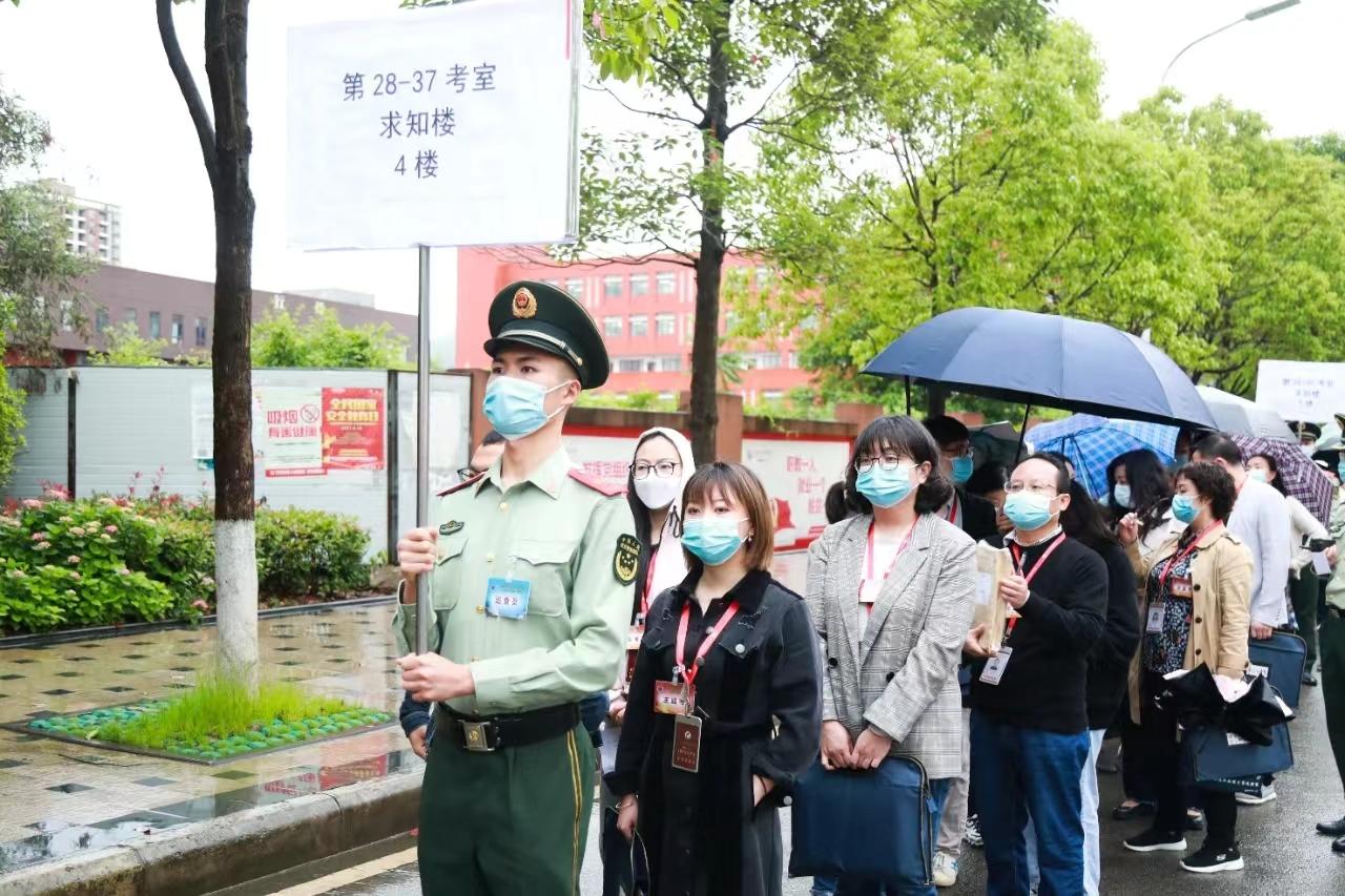 (文员工资多少钱一个月)军队文职人员的工资待遇有多高，招考标准是什么?看完后想报考了  第2张