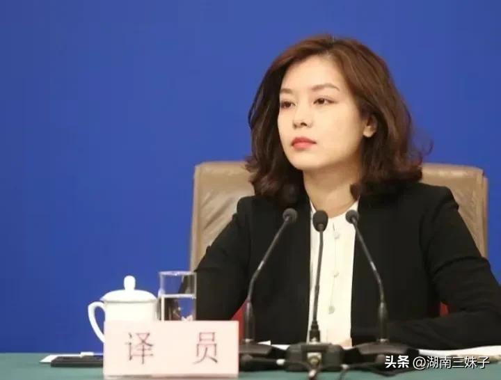 (外交官一个月工资多少)李少莉副局长和外交官张京同样是精致装扮，为什么评价却不一样?  第1张