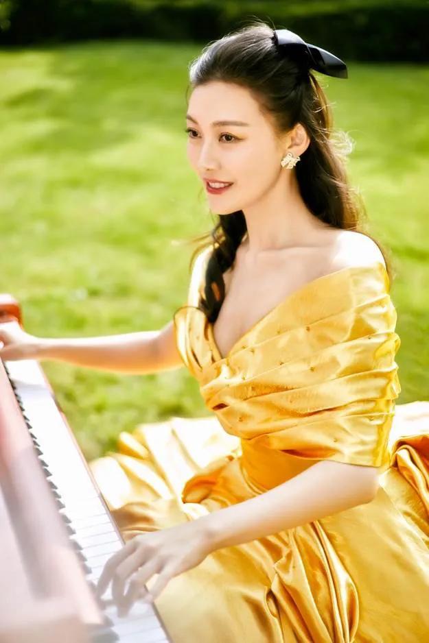 (常思思个人资料)歌唱家常思思写真曝光，金色长裙造型绝美，幻化人间仙境  第1张