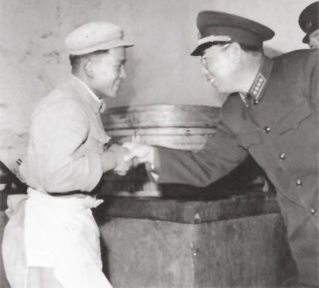 (部队团级干部工资是多少钱)1955年授衔后，国家领导人及开国将帅拿多少工资?许光达例外  第11张