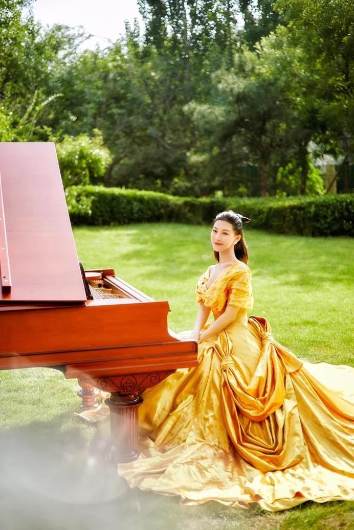 (常思思个人资料)歌唱家常思思写真曝光，金色长裙造型绝美，幻化人间仙境  第2张