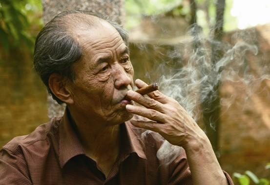 (工字牌雪茄)作家陈忠实去世|文汇专访:他的三个“情人”:足球雪茄和白酒  第1张