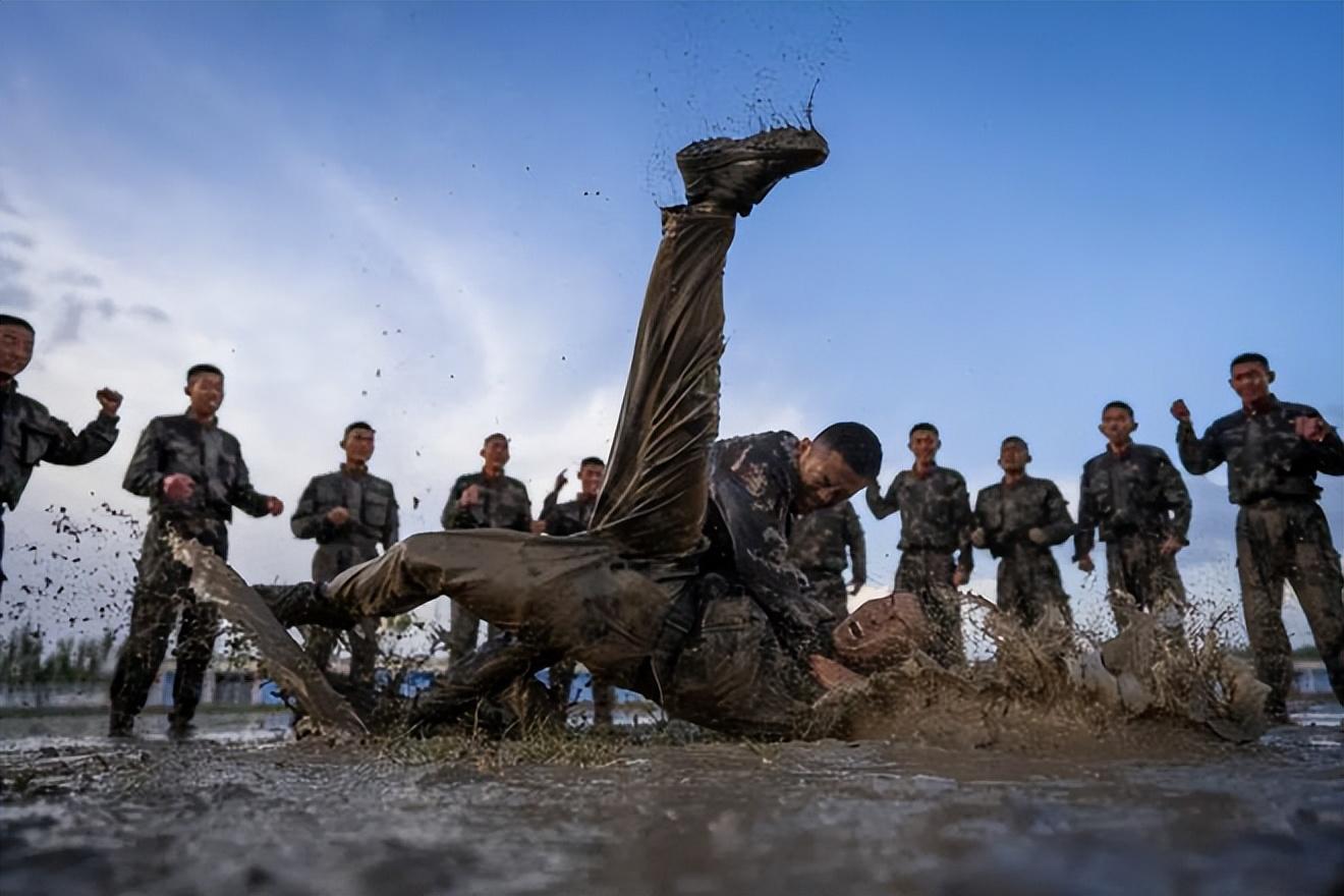 (当兵一年多少钱工资)当兵从第一年干到12年一共能拿多少钱，战友12年退伍有60万退伍费  第7张