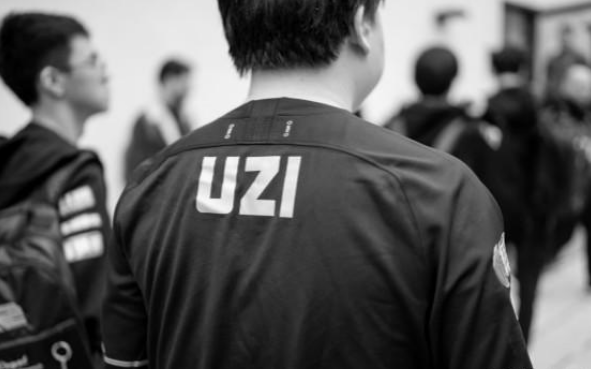 (uzi退役)著名英雄联盟电竞选手uzi宣布退役:身体已不允许比赛  第1张
