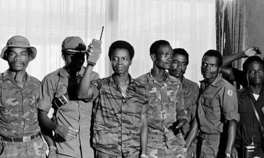 (多伊总统)1990年利比里亚总统多伊被处决，十指被割，惨遭宫刑，活活疼死  第7张
