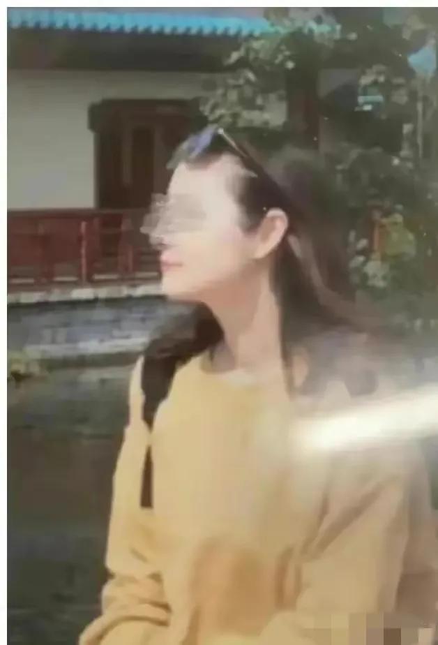 地铁地铁 不堪入目，杭州一女大学生地铁“奴性”事件网上疯传，网友:恶心  第6张