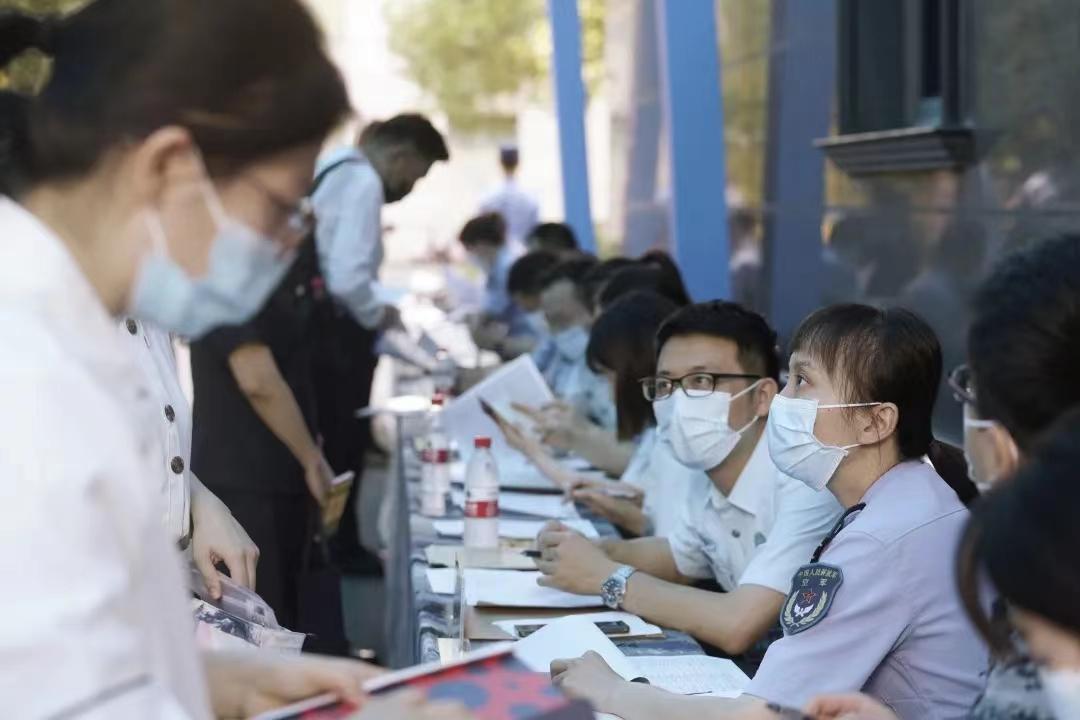 (文员工资多少钱一个月)军队文职人员的工资待遇有多高，招考标准是什么?看完后想报考了  第5张