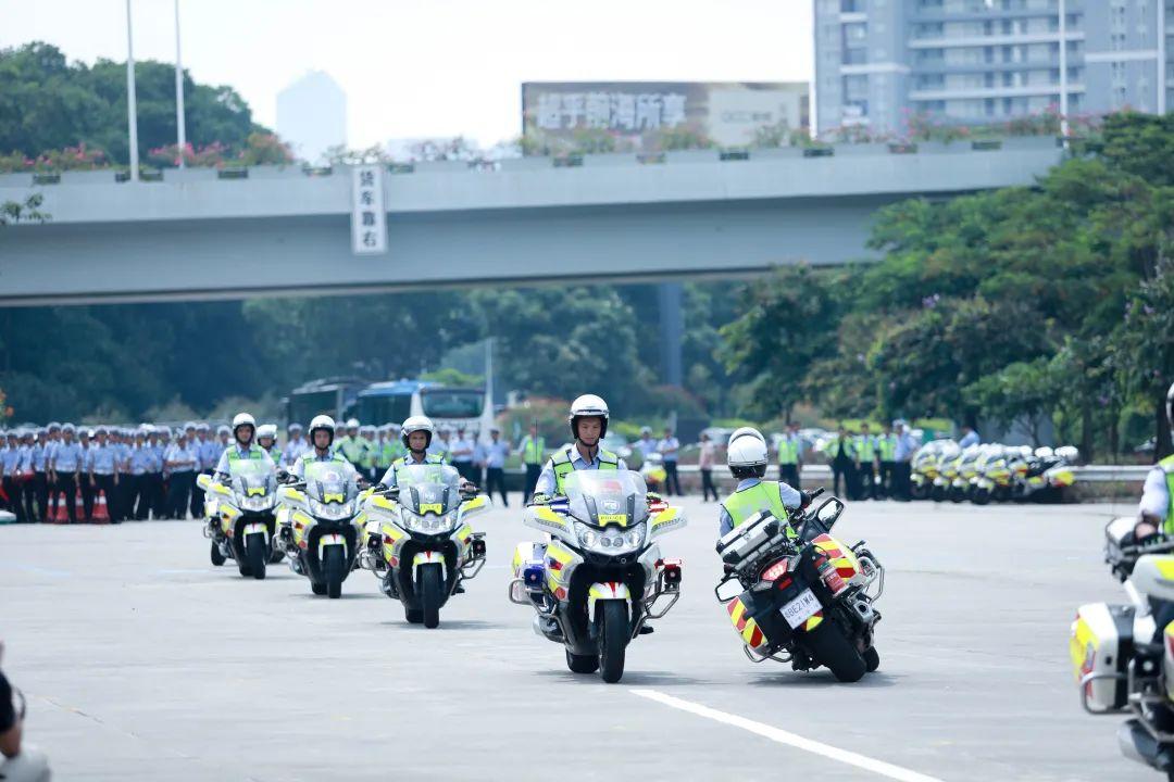 (交警工资一般多少钱一个月)「深圳招聘」去交警大队工作!工资约8400元+五险一金  第2张