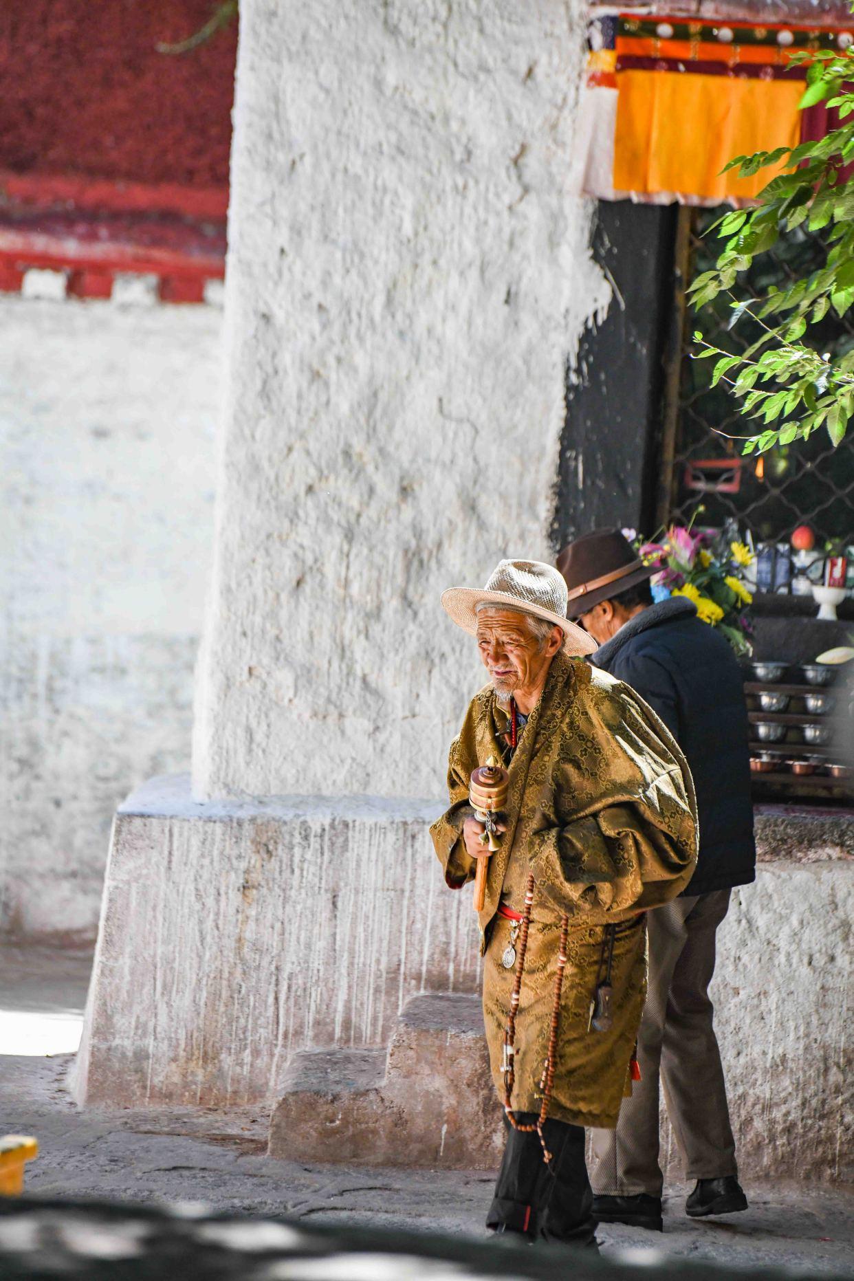 （色拉寺简介）西藏必去!这是拉萨三大寺之一的色拉寺，每天都可以看精彩的辩经  第12张