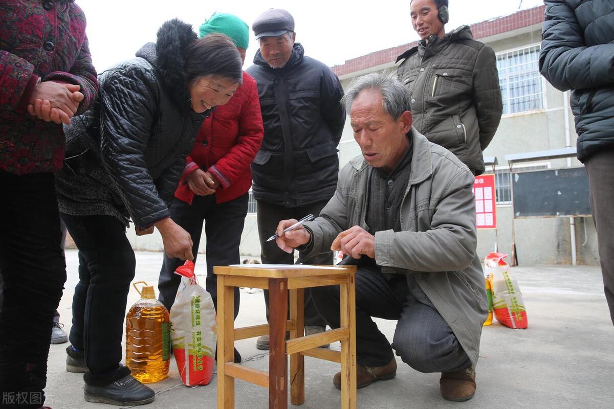 (村书记一年工资是多少)村书记一年工资多少?为何村干部工资要保密?你不知道的3大原因  第2张