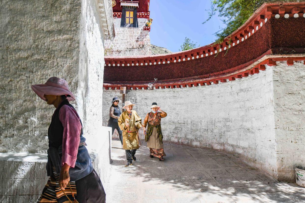 （色拉寺简介）西藏必去!这是拉萨三大寺之一的色拉寺，每天都可以看精彩的辩经  第9张