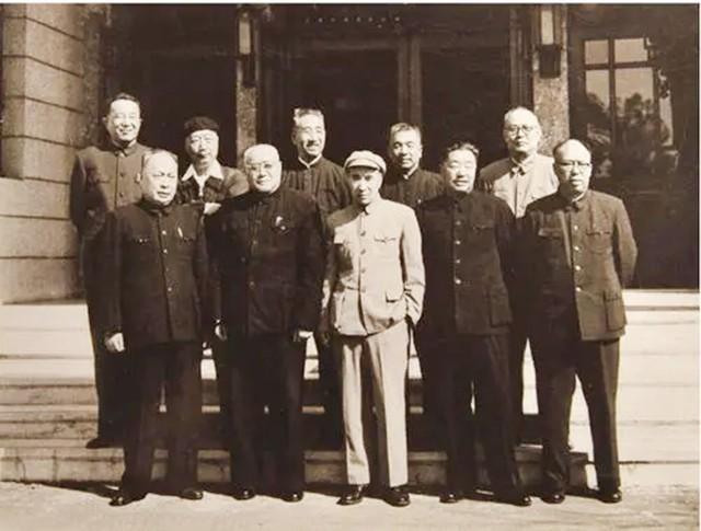 (部队团级干部工资是多少钱)1955年授衔后，国家领导人及开国将帅拿多少工资?许光达例外  第4张