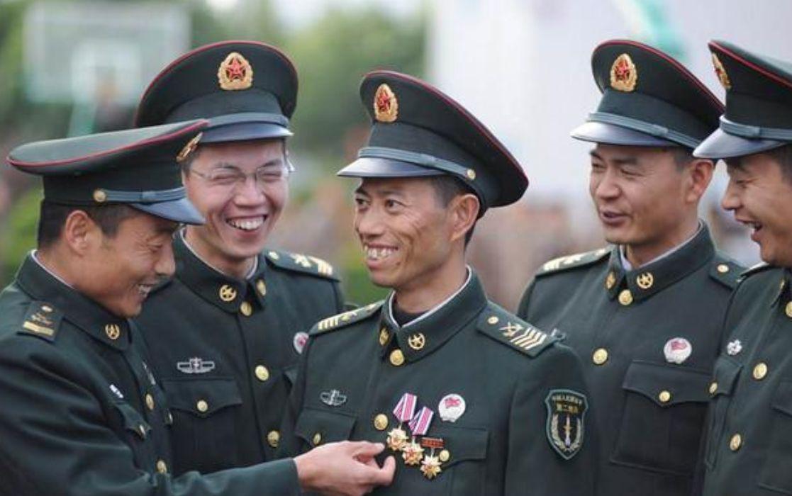 (一级士官退伍费是多少)中国兵王一级军士长到底有多少?享受专属待遇，还能不能再晋升?  第2张