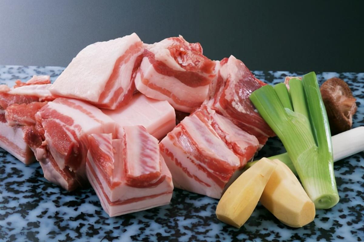 （红烧肉朱门绣户简介）红烧肉的简单做法，荤素搭配，肥而不腻  第2张