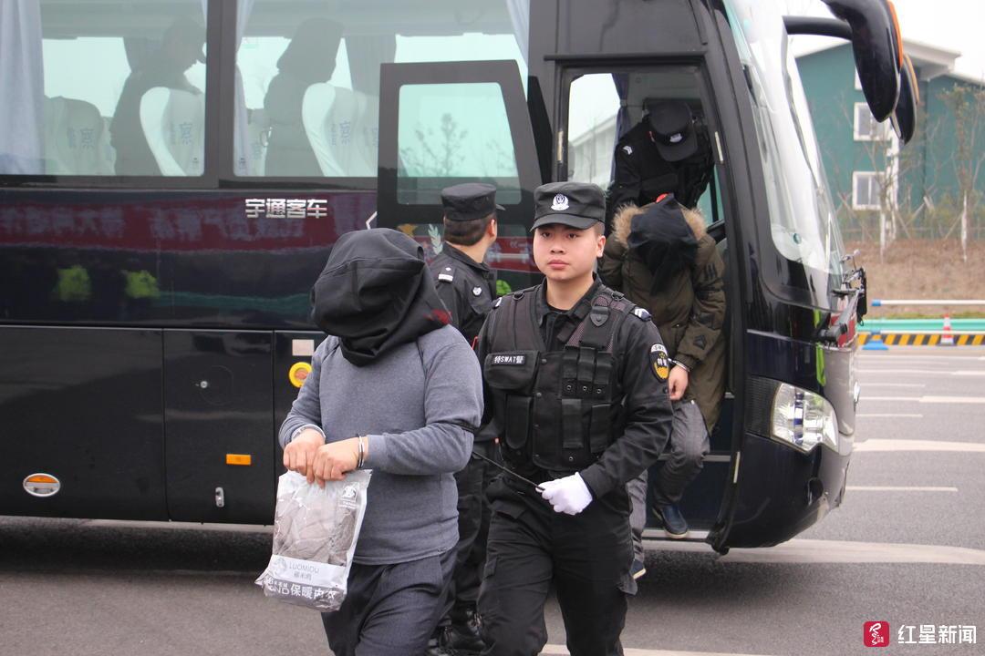 (民族资产解冻)涉案上千万元!全国百万人被“民族资产解冻”洗脑，32人受审  第3张