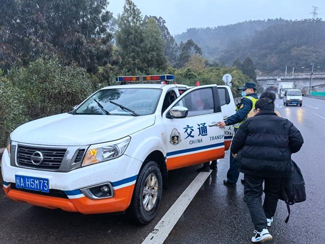 (高速公路道路救援)8名归乡人高速滞留 福建福泉高速公路综合执法福州一大队暖心救援  第1张