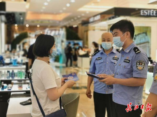 (领导转账给你怎么高情商回答)领导在微信、QQ上发话要转账，怎么办?民警教你“一招制敌”:慢半拍  第1张