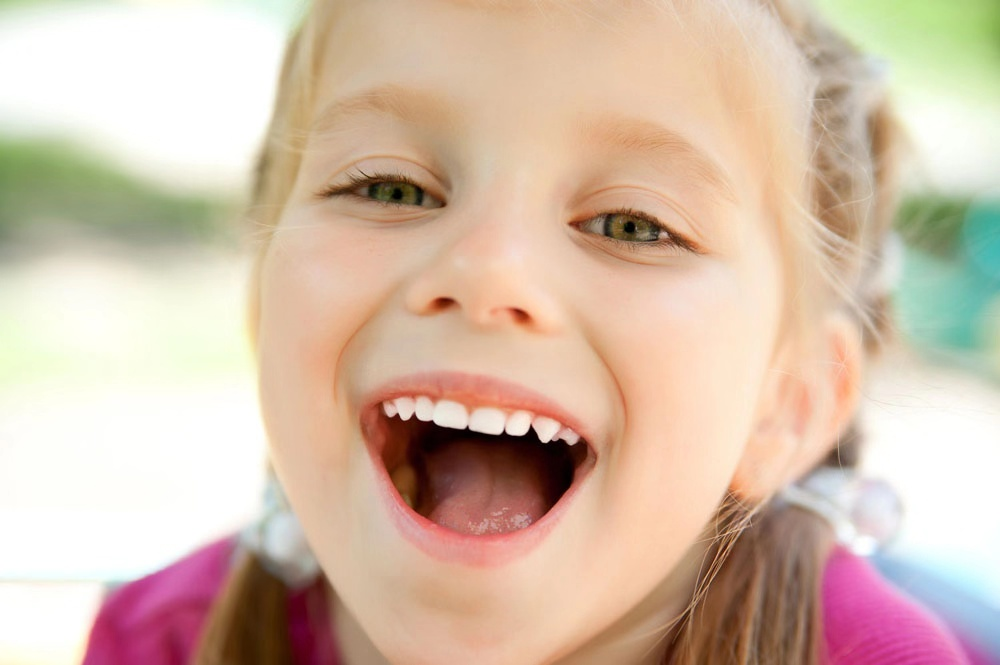 （小孩牙黑是什么原因引起）孩子满嘴“小黑牙”，不是糖果惹的祸，而是与这3个原因相关  第1张