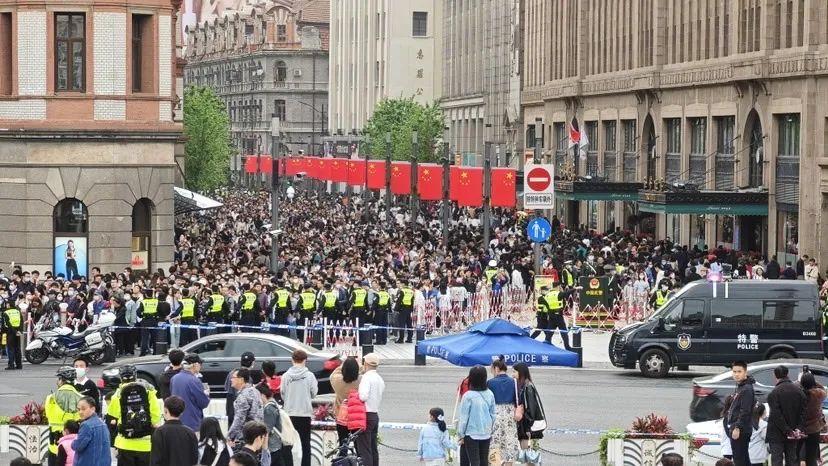 到外滩坐几号地铁站 南京路步行街再现这一幕!上海外滩“人从众”，提醒:这个地铁站16时起关闭  第1张