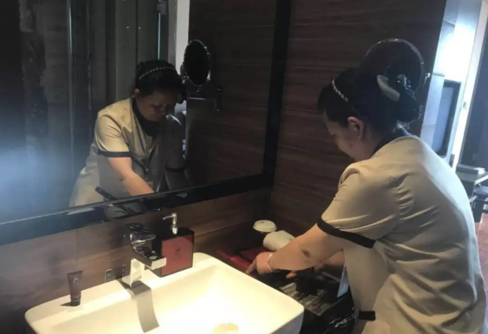 (酒店押金一般多少钱)杭州小伙花4300元，每天住酒店:比租房舒服太多!账单公布，值吗  第8张