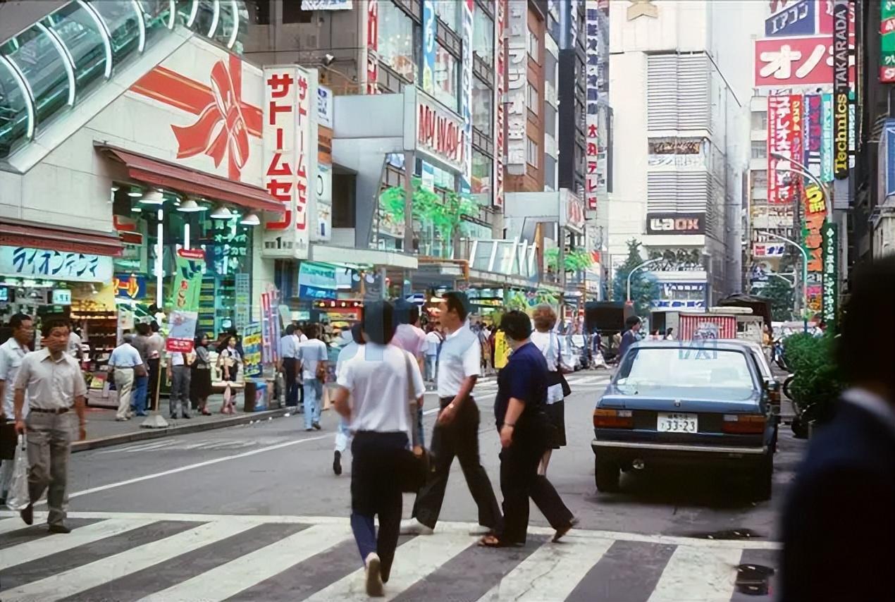 (日本泡沫经济是哪一年)1989年日本经济泡沫:地价能卖70万一平，泡沫粉碎时日本有多惨?  第5张