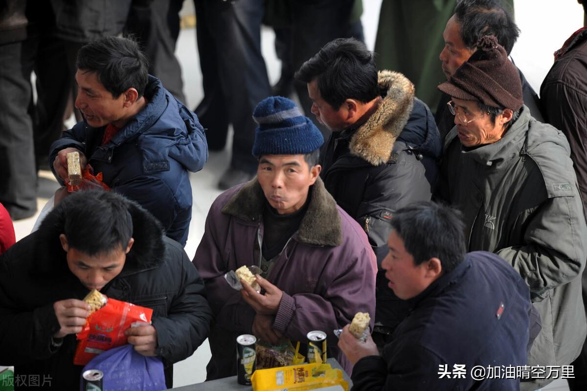 (银行卡绑定手机号)某银行办卡90岁的老人需绑定手机号，支付宝实名认证，你怎么看?  第1张