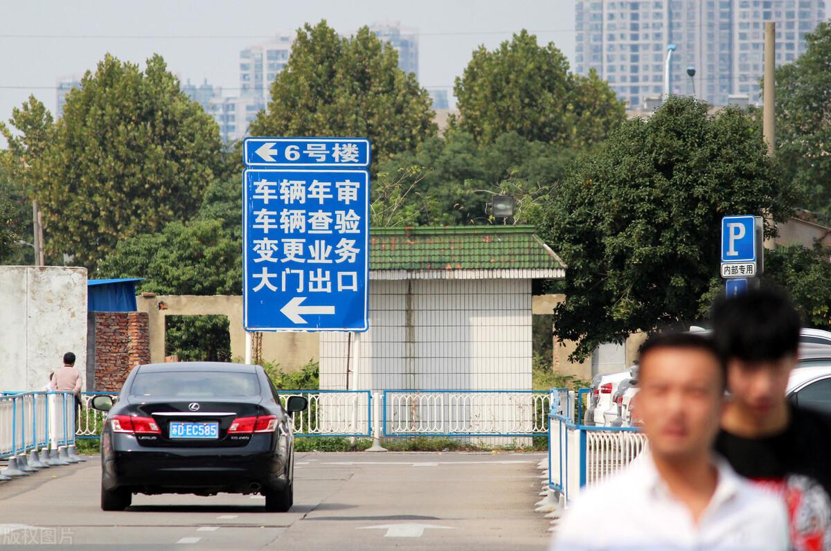 (汽车年检时间规定)汽车“年审”新规定下发，先别着急审车，详细解读汽车各年审时间  第2张