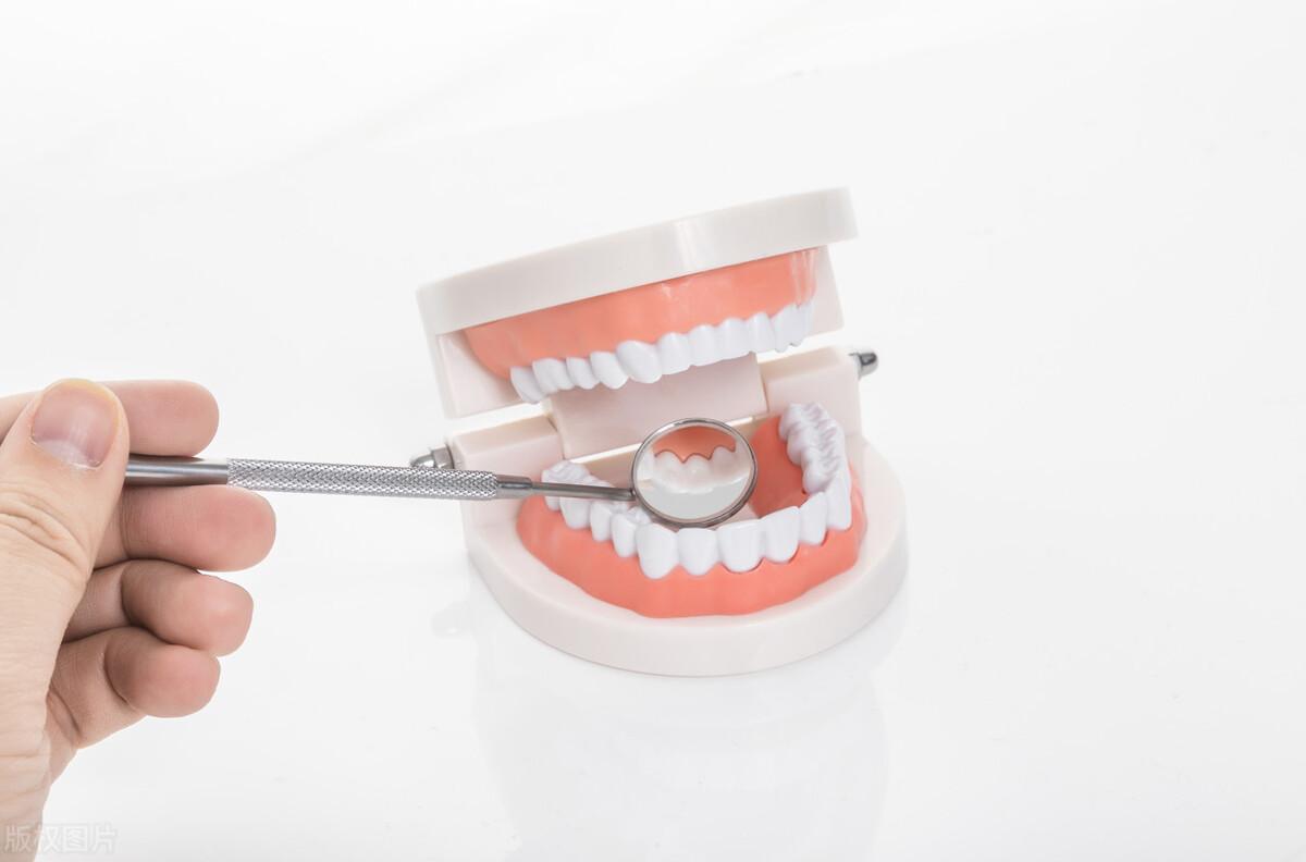 （人有几颗牙齿是正常的）寿命长短和牙齿有关?60岁的人，牙齿剩多少颗正常?医生说出真相  第3张