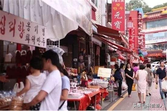 (在望京的韩国人逐渐离开)北京的韩国城，十万韩国人因金融风暴到这里，也因金融风暴而离开  第2张