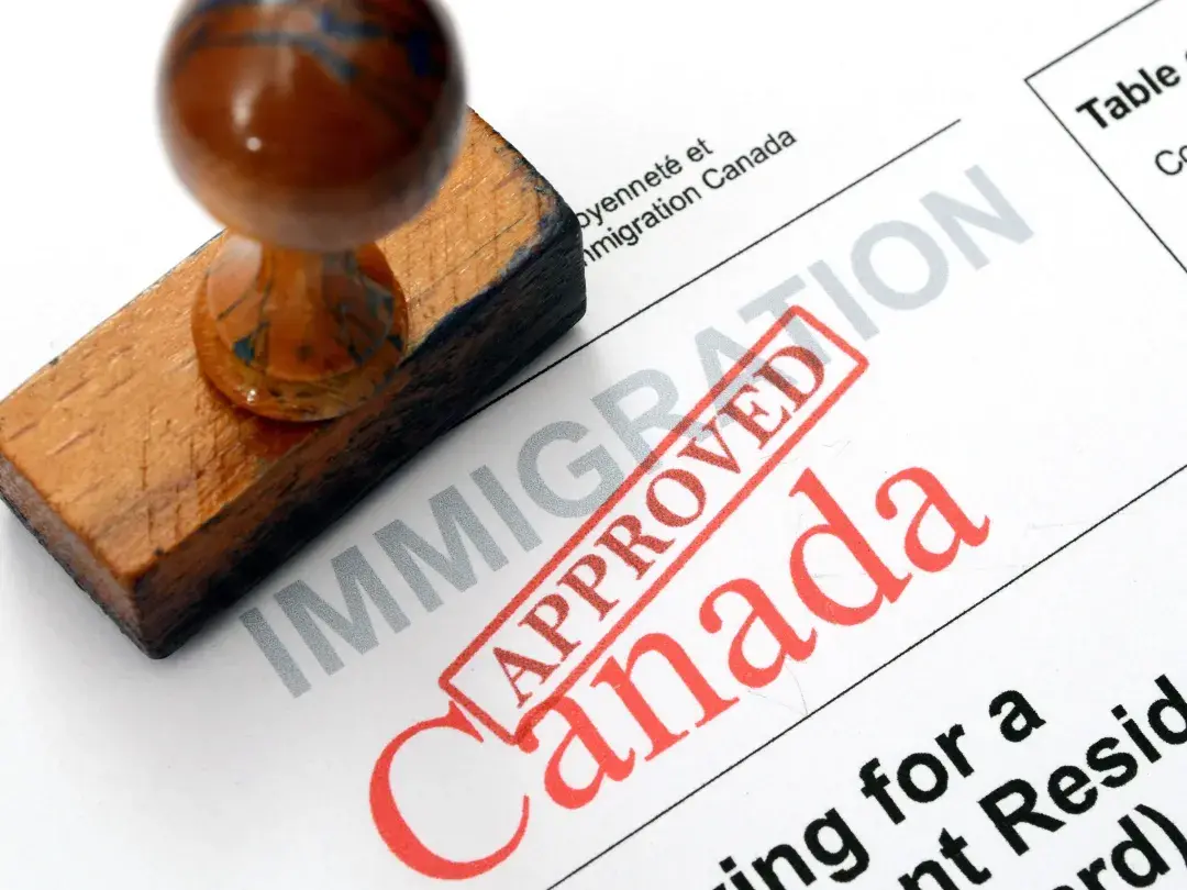 (老人移民加拿大的年龄)官宣!2022年加拿大放宽父母/祖父母团聚移民收入要求  第4张
